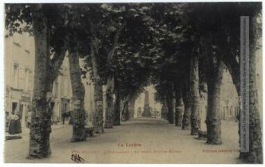 2 vues - La Lozère. 283. Florac : l\'esplanade. Au fond, statue Boyer. - Toulouse : phototypie Labouche frères, [entre 1905 et 1925]. - Carte postale (ouvre la visionneuse)