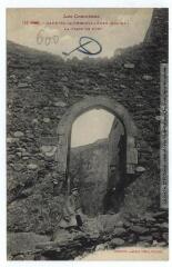 1 vue  - Les Corbières. 150. Caudiès-de-Fenouillèdes (Pyr.-Or.) : la porte du fort. - Toulouse : phototypie Labouche frères, marque LF au verso, [entre 1911 et 1925]. - Carte postale (ouvre la visionneuse)