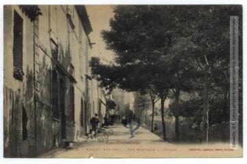 1 vue - Les Corbières. 205. Maury (Pyr.-Or.) : rue montante à l\'église. - Toulouse : phototypie Labouche frères, marque LF au verso, [entre 1911 et 1925]. - Carte postale (ouvre la visionneuse)
