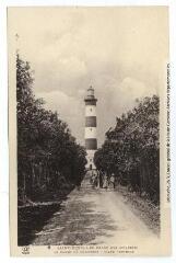 1 vue  - 8. Saint-Denis-les-Bains (Ile d\'Oléron) : le phare de Chassiron : allée centrale. - Toulouse : phototypie Labouche frères, [entre 1930 et 1937]. - Carte postale (ouvre la visionneuse)