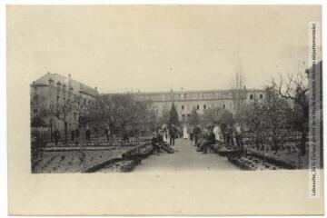 2 vues  - [Hôpital mixte Michelin : Clermont-Ferrand]. - Toulouse : phototypie Labouche frères, [entre 1905 et 1918]. - Carte postale (ouvre la visionneuse)