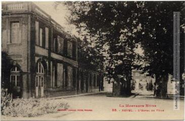 1 vue - La Montagne Noire. 66. Revel : l\'Hôtel de ville. - Toulouse : phototypie Labouche frères, marque LF au recto, [entre 1918 et 1937]. - Carte postale (ouvre la visionneuse)