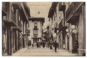 2 vues - Los Pirineos (6e série). 741. Puigcerda : plaza Cabrinety entrada calle de la Livertad. - Toulouse : phototypie Labouche frères, [entre 1918 et 1937]. - Carte postale (ouvre la visionneuse)