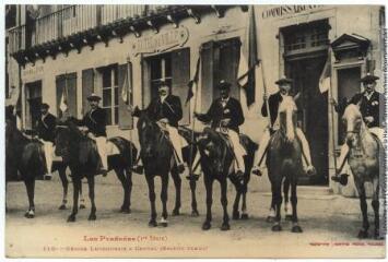 1 vue - Les Pyrénées (1re série). 116. Guides luchonnais à cheval (grande tenue). - Toulouse : phototypie Labouche frères, [entre 1905 et 1918]. - Carte postale (ouvre la visionneuse)
