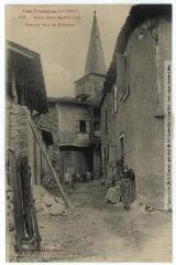 1 vue - Les Pyrénées (1re série). 737. Mauléon-Barousse : vieille rue et clocher. - Toulouse : phototypie Labouche frères, [entre 1905 et 1918], tampon d\'édition du 1er octobre 1917. - Carte postale (ouvre la visionneuse)