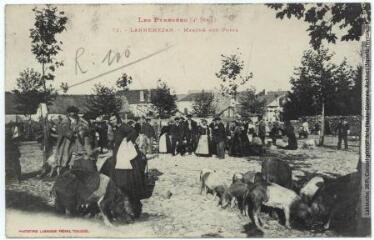 1 vue - Les Pyrénées (4e série). 72. Lannemezan : marché aux porcs. - Toulouse : phototypie Labouche frères, [entre 1905 et 1918]. - Carte postale (ouvre la visionneuse)