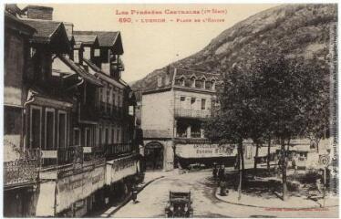 1 vue - Les Pyrénées Centrales (1re série). 690. Luchon [Bagnères-de-Luchon] : place de l\'Eglise. - Toulouse : phototypie Labouche frères, [entre 1921 et 1937]. - Carte postale (ouvre la visionneuse)