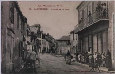 2 vues - Les Pyrénées (4e série). 33. Lannemezan : avenue de la Gare. - Toulouse : phototypie Labouche frères, marque LF au verso, [entre 1905 et 1925], tampon de la poste de 1909. - Carte postale (ouvre la visionneuse)