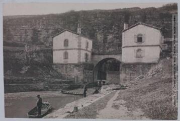2 vues - S.-O. 5e série. 137. Capdenac (Aveyron) : l\'écluse du canal souterrain / photographie Henri Jansou (1874-1966). - Toulouse : maison Labouche frères, [entre 1920 et 1940]. - Photographie (ouvre la visionneuse)