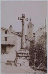 2 vues - S.-O. 5e série. 141. Peyrusse[-le-Roc] (Aveyron) : croix de Saint-Georges et le clocher. - Toulouse : maison Labouche frères, [entre 1900 et 1920]. - Photographie (ouvre la visionneuse)
