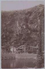 2 vues - S.-O. 5e série. 152. Larroque-Bouillac [La Roque-Bouillac] (Aveyron). - Toulouse : maison Labouche frères, [entre 1900 et 1920]. - Photographie (ouvre la visionneuse)