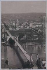2 vues - S.-O. 5e série. 459. Capdenac (Aveyron) : le pont suspendu / photographie Henri Jansou (1874-1966). - Toulouse : maison Labouche frères, [entre 1900 et 1940]. - Photographie (ouvre la visionneuse)