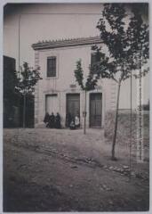 2 vues - S.-O. 10e série. 404. Agel près Bize (Hérault) : la mairie. - Toulouse : maison Labouche frères, [entre 1900 et 1920]. - Photographie (ouvre la visionneuse)