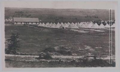2 vues  - [Camp du Larzac (Aveyron) : vue du campement et d\'un bâtiment]. - Toulouse : maison Labouche frères, [entre 1900 et 1940]. - Photographie (ouvre la visionneuse)