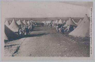 2 vues - [Intérieur du camp militaire du Larzac (Aveyron) : vue des tentes]. - Toulouse : maison Labouche frères, [entre 1900 et 1940]. - Photographie (ouvre la visionneuse)