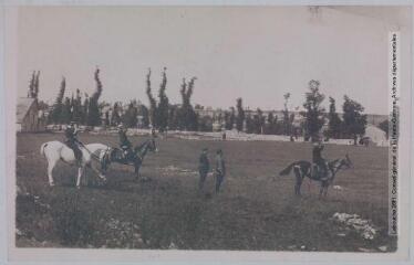 2 vues - [Camp du Larzac (Aveyron) : gradés à cheval]. - Toulouse : maison Labouche frères, [entre 1900 et 1940]. - Photographie (ouvre la visionneuse)
