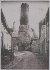 3 vues - S.-O. (5e série). 325. Turenne (Corrèze) : la tour du château. - Toulouse : phototypie Labouche frères, [entre 1905 et 1925]. - Carte postale. (ouvre la visionneuse)
