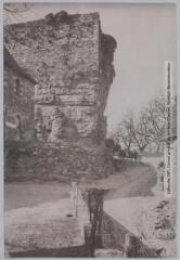 3 vues - S.-O. (5e série). 329. Turenne (Corrèze) : le rocher de Turenne. - Toulouse : phototypie Labouche frères, [entre 1905 et 1925]. - Carte postale. (ouvre la visionneuse)