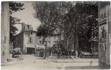 2 vues - L\'Aude. 114. Lézignan[-Corbières] : la place. - Toulouse : maison Labouche frères, [entre 1900 et 1940]. - Photographie (ouvre la visionneuse)