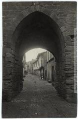 2 vues - L\'Aude. 186. Saint-Papoul : porte de l\'Est et vieille rue. - Toulouse : maison Labouche frères, [entre 1900 et 1940]. - Photographie (ouvre la visionneuse)