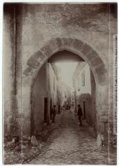 2 vues - L\'Aude. 194. Villeneuve-Minervois : vieille porte. - Toulouse : maison Labouche frères, [entre 1900 et 1940]. - Photographie (ouvre la visionneuse)