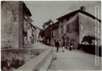 2 vues - L\'Aude. 207. Belpech : vieille croix rue du Pont. - Toulouse : maison Labouche frères, [entre 1900 et 1940]. - Photographie (ouvre la visionneuse)