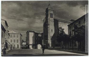2 vues - L\'Aude. 311. Sigean : place et église. - Toulouse : maison Labouche frères, [entre 1920 et 1940]. - Photographie (ouvre la visionneuse)