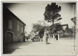 2 vues - L\'Aude. 447. Luc-sur-Orbieu : place Neuve. - Toulouse : maison Labouche frères, [entre 1900 et 1940]. - Photographie (ouvre la visionneuse)