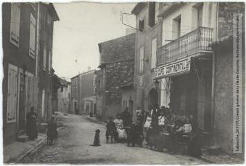 2 vues - L\'Aude. 451. Vinassan : une rue et café Continental. - Toulouse : maison Labouche frères, [entre 1900 et 1940]. - Photographie (ouvre la visionneuse)