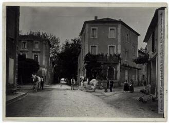 2 vues - L\'Aude. 454. Vinassan : entrée du village : avenue de Coursan. - Toulouse : maison Labouche frères, [entre 1900 et 1940]. - Photographie (ouvre la visionneuse)