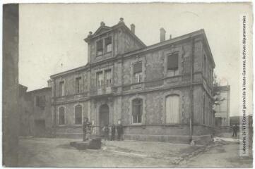 2 vues - L\'Aude. 455. Vinassan : la mairie. - Toulouse : maison Labouche frères, [entre 1900 et 1940]. - Photographie (ouvre la visionneuse)