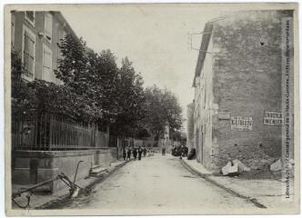 2 vues - L\'Aude. 463. Armissan : entrée du village. - Toulouse : maison Labouche frères, [entre 1900 et 1940]. - Photographie (ouvre la visionneuse)
