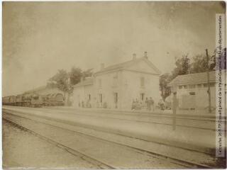 2 vues - L\'Aude. 716. Capendu : la gare. - Toulouse : maison Labouche frères, [entre 1900 et 1940]. - Photographie (ouvre la visionneuse)
