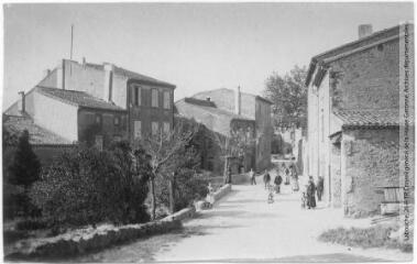 2 vues - L\'Aude. 735. Moux : une rue / photographie Henri Jansou (1874-1966). - Toulouse : maison Labouche frères, [entre 1900 et 1940]. - Photographie (ouvre la visionneuse)