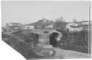 2 vues - Aude. 758. Belpech : le vieux pont et le château. - Toulouse : maison Labouche frères, [entre 1900 et 1940]. - Photographie (ouvre la visionneuse)