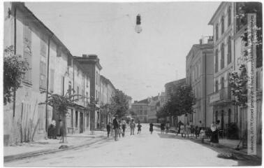 2 vues - L\'Aude. 763. Sigean : avenue de Narbonne. - Toulouse : maison Labouche frères, [entre 1900 et 1920]. - Photographie (ouvre la visionneuse)