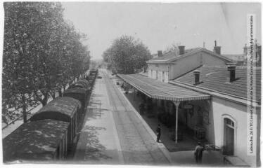 2 vues - Aude. 767. Lézignan[-Corbières] : la gare. - Toulouse : maison Labouche frères, [entre 1900 et 1940]. - Photographie (ouvre la visionneuse)