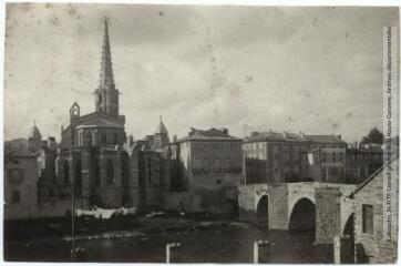 2 vues  - 324. Limoux : [Pont-Neuf] & abside Saint-Martin. - Toulouse : maison Labouche frères, [entre 1900 et 1940]. - Photographie (ouvre la visionneuse)