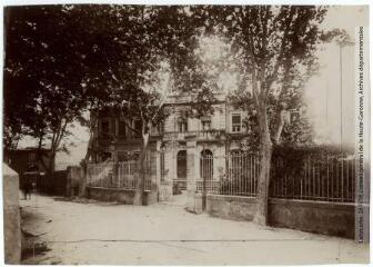 2 vues - 350. Raissac-d\'Aude : la mairie. - Toulouse : maison Labouche frères, [entre 1900 et 1920]. - Photographie (ouvre la visionneuse)