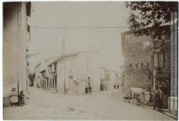 2 vues - 351. Raissac-d\'Aude : entrée du village. - Toulouse : maison Labouche frères, [entre 1900 et 1920]. - Photographie (ouvre la visionneuse)