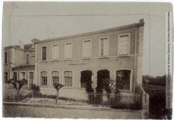 2 vues - 358. Salles-d\'Aude : groupe scolaire. - Toulouse : maison Labouche frères, [entre 1900 et 1920]. - Photographie (ouvre la visionneuse)