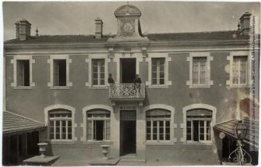 2 vues - Brugairolles : groupe scolaire. - Toulouse : maison Labouche frères ; [s.l.] : édit Rd Castel, [entre 1900 et 1940]. - Photographie (ouvre la visionneuse)