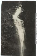 2 vues - L\'Aude. Route des Martys : cascade Latour. - Toulouse : maison Labouche frères, [entre 1900 et 1940]. - Photographie (ouvre la visionneuse)