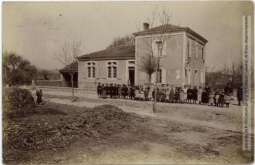 2 vues - Mazerolles[-du-Razès] (Aude) : mairie et école. - Toulouse : maison Labouche frères, [entre 1900 et 1920]. - Photographie (ouvre la visionneuse)