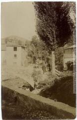2 vues  - Niort[-de-Sault] : [intérieur du village : le ruisseau du Rebenty et le pont]. - Toulouse : maison Labouche frères, [entre 1900 et 1940]. - Photographie (ouvre la visionneuse)