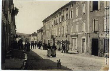 2 vues - Aude. Sainte-Colombe-sur-l\'Hers : rue Principale / photographie Amédée Trantoul (1837-1910). - Toulouse : maison Labouche frères, [entre 1900 et 1910]. - Photographie (ouvre la visionneuse)