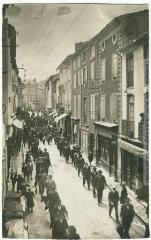 2 vues - Vallée de l\'Aude. 112. Quillan : défilé dans la Grand\'rue. - Toulouse : maison Labouche frères, [entre 1900 et 1940]. - Photographie (ouvre la visionneuse)