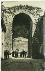 2 vues - Vallée de l\'Aude. 154. Alet[-les-Bains] : la vieille porte. - Toulouse : maison Labouche frères, [entre 1900 et 1940]. - Photographie (ouvre la visionneuse)