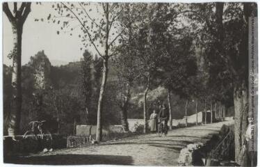 2 vues - Vallée de l\'Aude. 333. Gesse : route de Carcanières, à gauche le château. - Toulouse : maison Labouche frères, [entre 1900 et 1920]. - Photographie (ouvre la visionneuse)
