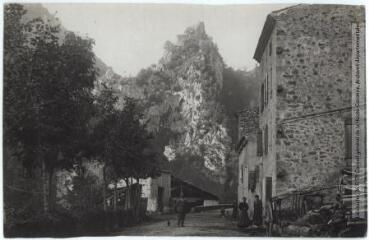 2 vues - Vallée de l\'Aude. 334. Gesse : intérieur du village et le château. - Toulouse : maison Labouche frères, [entre 1900 et 1920]. - Photographie (ouvre la visionneuse)